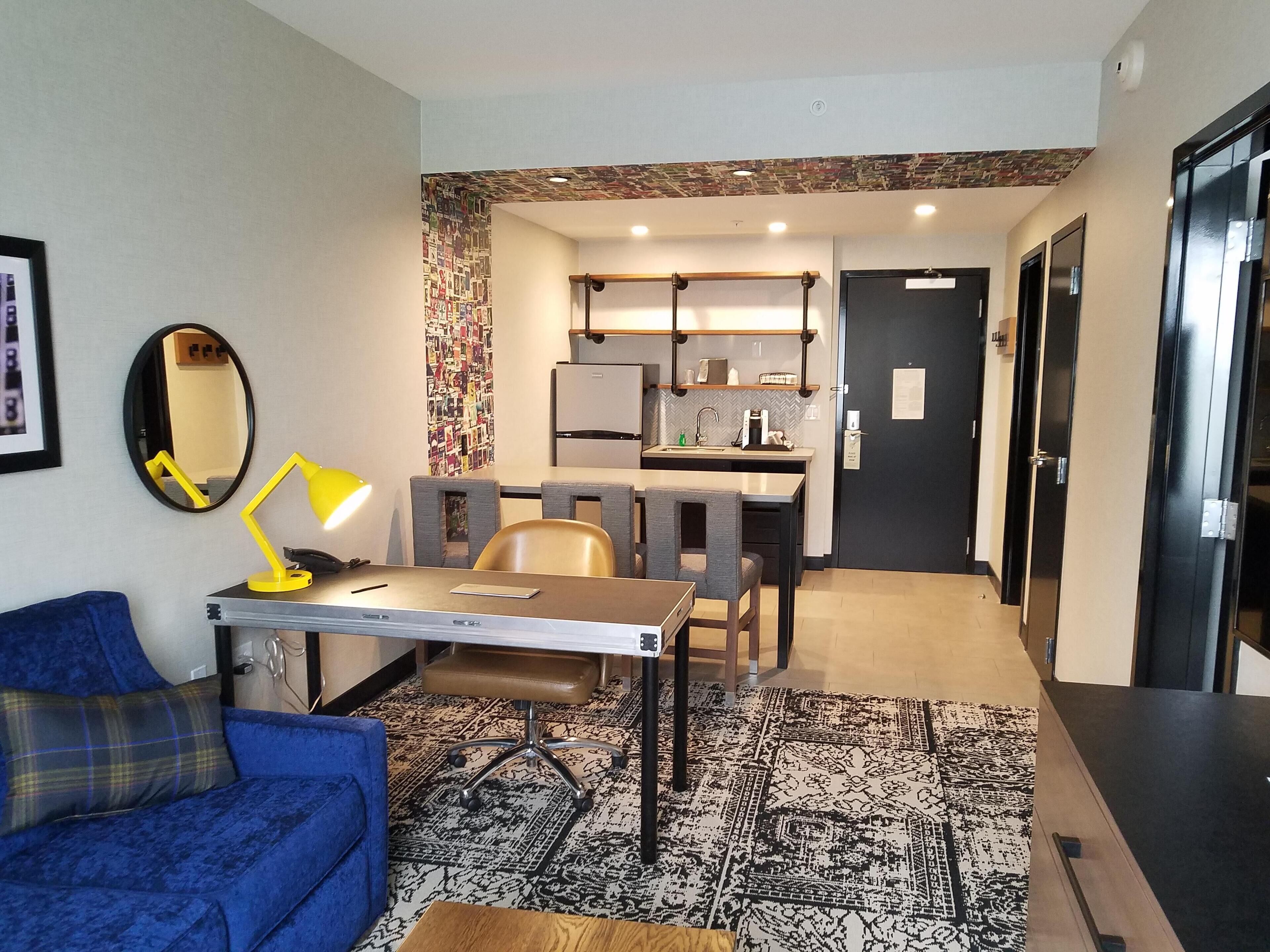 Backstage Vibe, Lancaster Charm-One of a Kind Lodging-King Suite w/Living Area