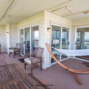 Terrace/patio - Epic Oceanfront Condo, top floor, elevator (Tybee Island)