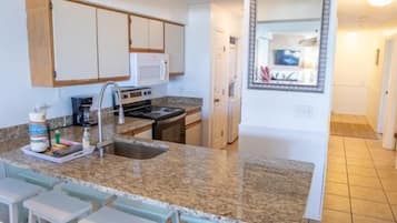 Een koelkast, een microgolfoven, een oven, een kookplaat