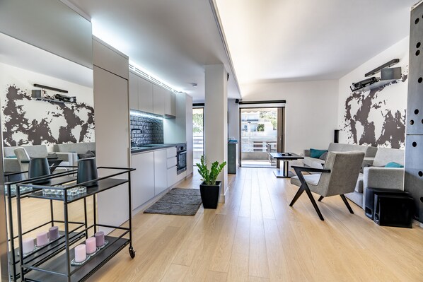 90–tuumainen taulutelevisio, jossa satelliittikanavat