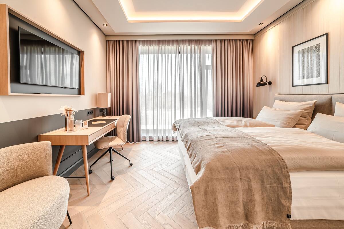 Escritorio, wifi gratis y ropa de cama