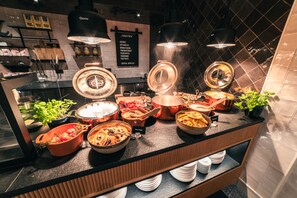 فطور أوروبي يوميًا بتكلفة قدرها (10.00 EUR للشخص)