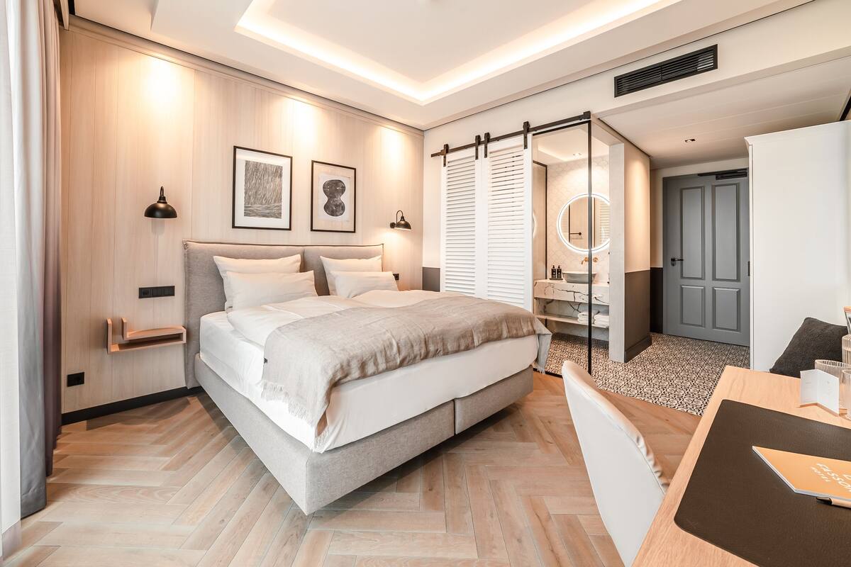 Escritorio, wifi gratis y ropa de cama