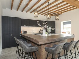 Refrigerador, lavavajillas, tetera/pava eléctrica, tostadora