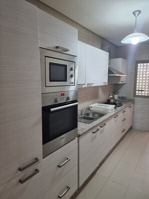 Kühlschrank, Mikrowelle, Ofen, Wasserkocher mit Kaffee-/Teezubehör