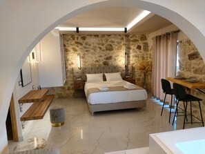 Premium Suite | 1 bedroom, in-room safe, laptop workspace, blackout drapes