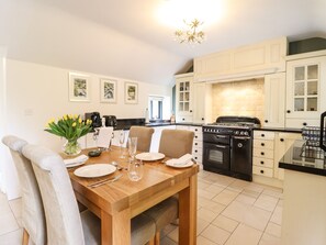 Cottage | Private kitchen | Cookware/dishes/utensils
