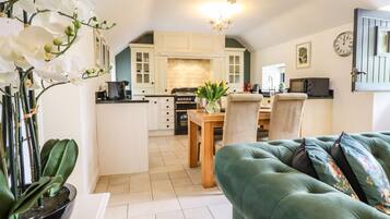 Cottage | Living area | TV