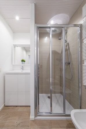 Douche, sèche-cheveux, bidet, serviettes fournies