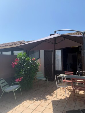 Outdoor dining - 2 Bedroom Private vacation home in Sainte-Marie-la-Mer (Sainte-Marie-la-Mer)