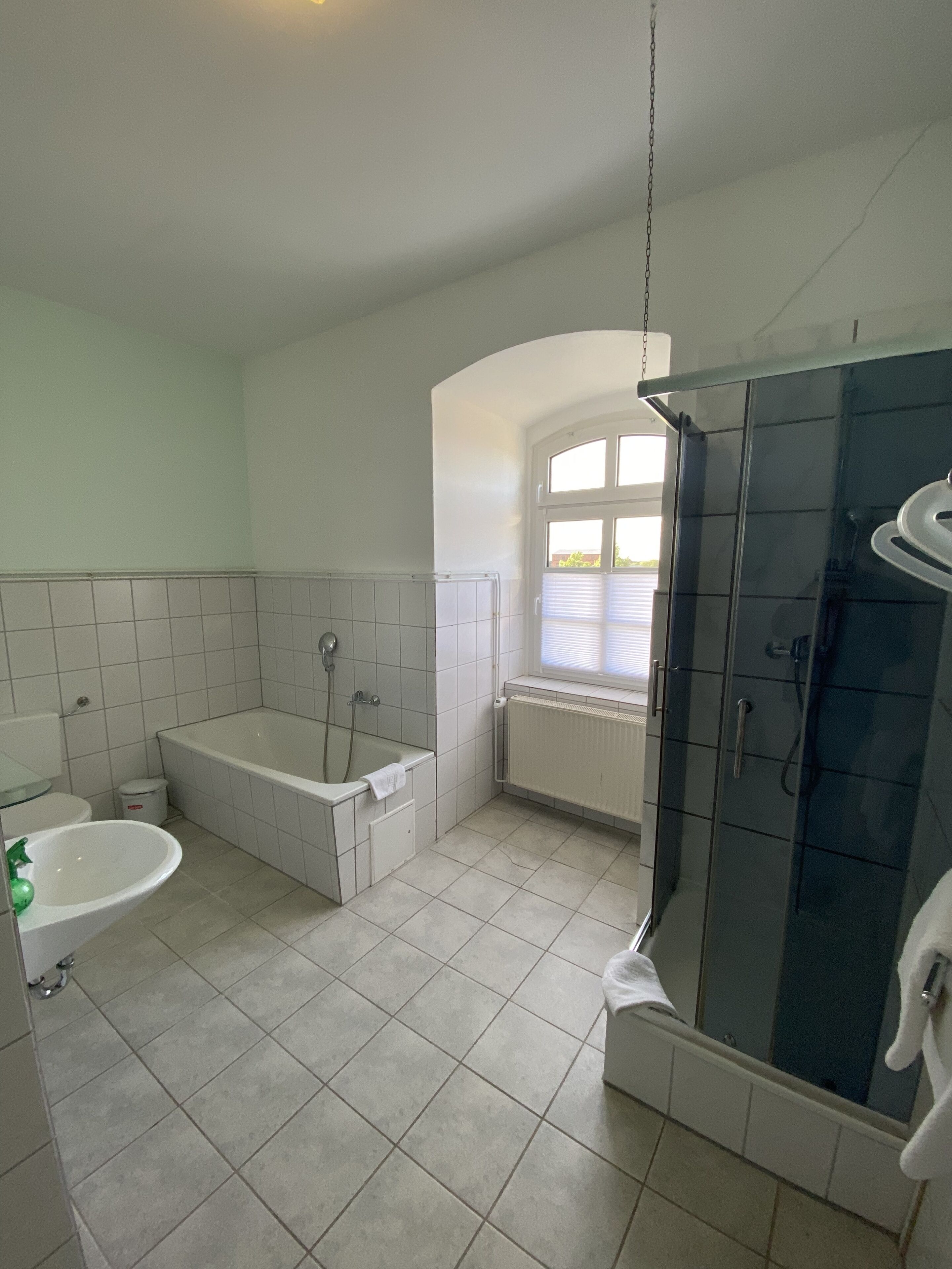 Ein Badezimmer mit Badewanne, Dusche und Waschbecken.