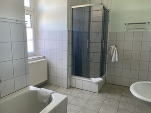 Kahden hengen deluxe-huone (yksi tai kaksi sänkyä) | Kylpyhuone | Hiustenkuivaaja, kylpytakit, pyyhkeet, saippua