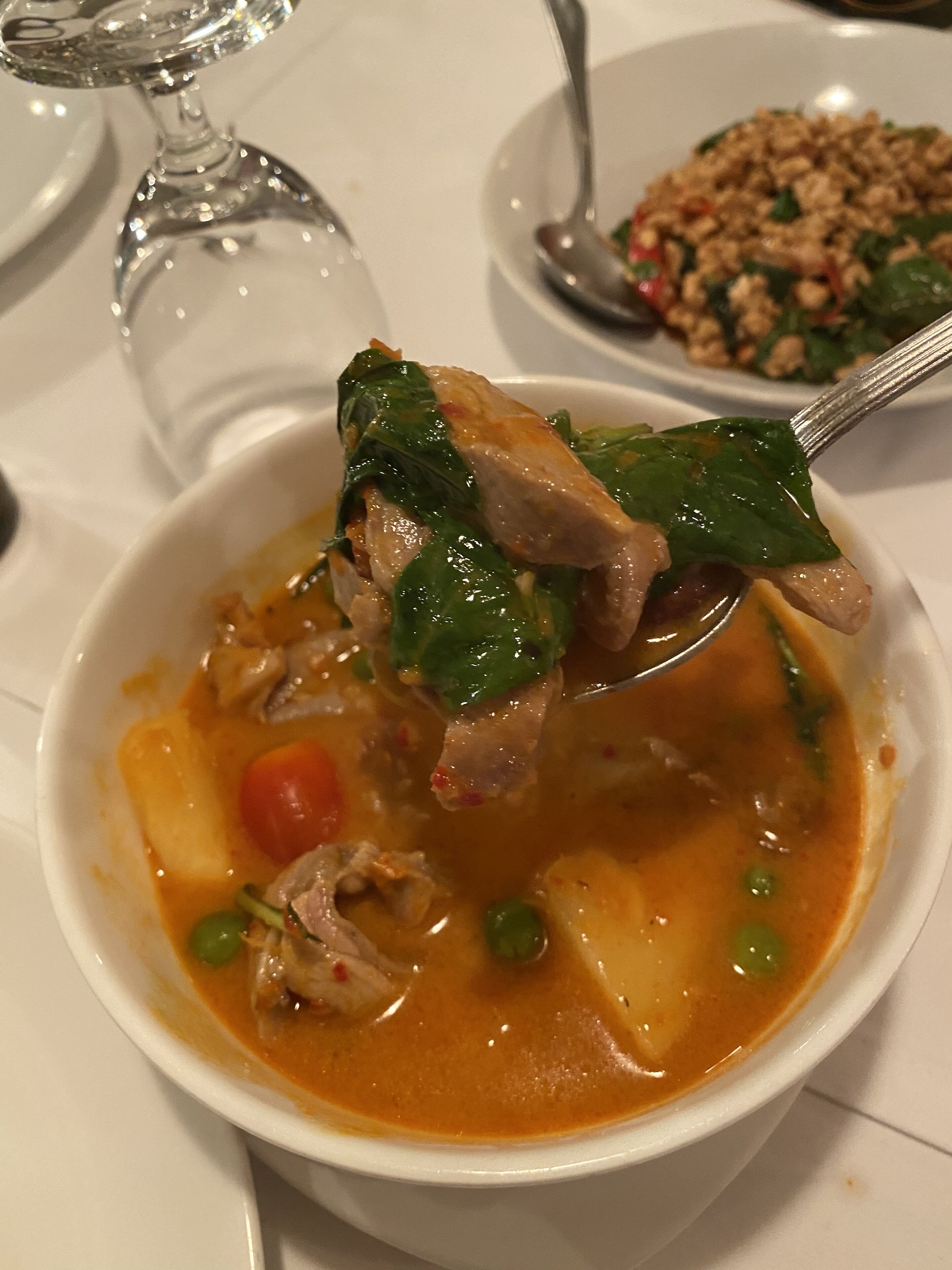Eine Schüssel Suppe mit sichtbaren Zutaten wie Fleisch, Gemüse und einer klaren Brühe.