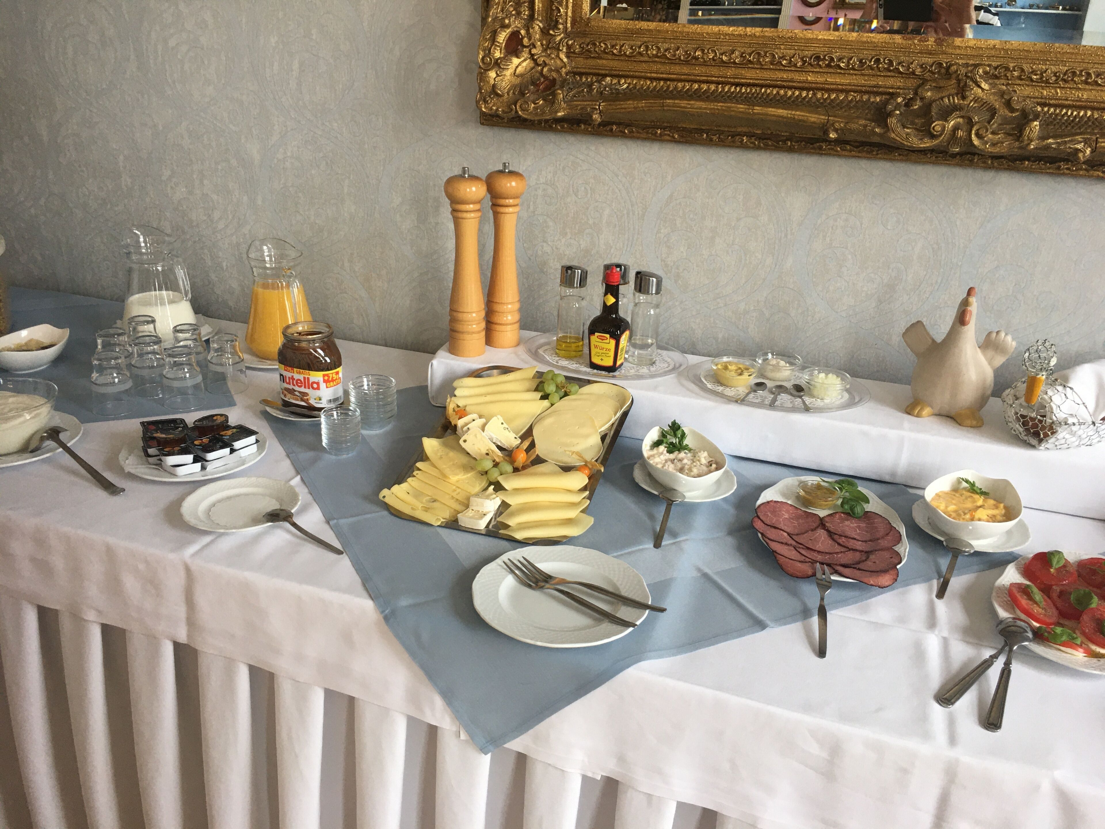 Una mesa de buffet con diversos alimentos y salsas.