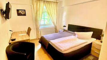 Basic Room, 1 Queen Bed, Private Bathroom | Individually decorated, individually furnished, travel cot, free WiFi