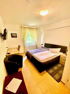 Basic-rum - 1 queensize-sÀng - privat badrum | Individuell inredning, unika möbler, resesÀng och gratis wi-fi