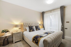 Deluxe King Room | Bureau, fer et planche à repasser, Wi-Fi gratuit, draps fournis