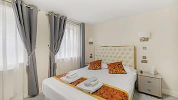 Quarto casal luxo | Escrivaninha, ferros/tábuas de passar roupa, Wi-Fi de cortesia