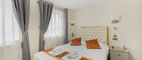 Escritorio, tabla de planchar con plancha, wifi gratis y ropa de cama