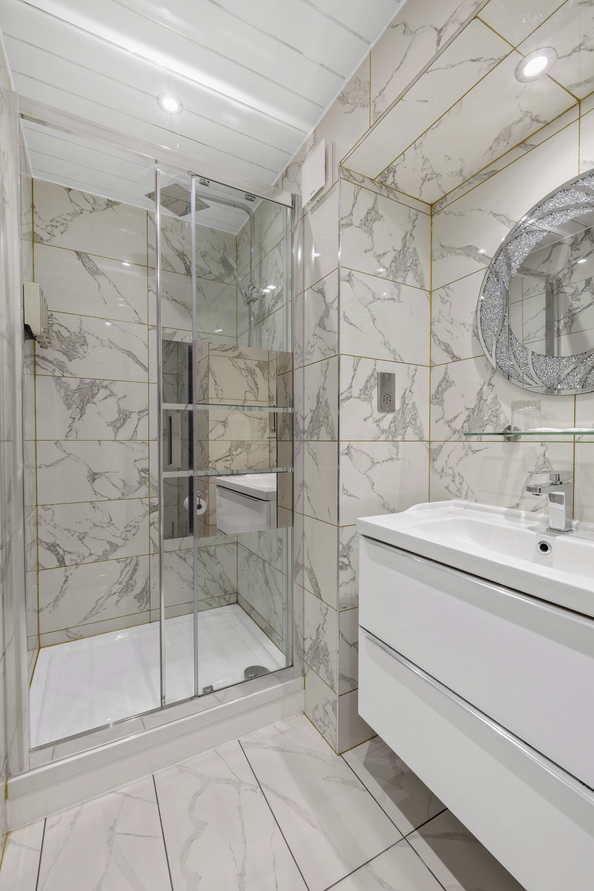 Deluxe eenpersoonskamer | Badkamer | Een douche, gratis toiletartikelen, een haardroger, pantoffels