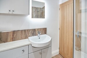 Badewanne, Haartrockner, Handtücher, Shampoo