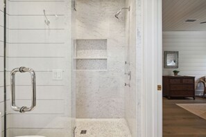 Combined shower/tub, hair dryer, towels