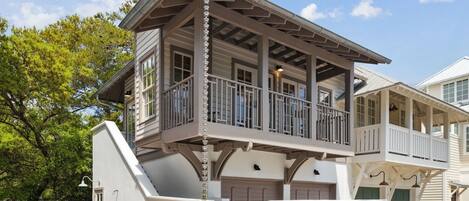 Et toetagers hus med balkon, garage og terrasse med grill.