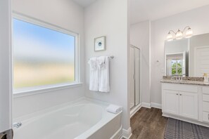 Combined shower/bathtub, towels - 6MinWalktoBeach–GolfCrt,HeatedPool,BBQ,bike&Firpit (Port St Joe)