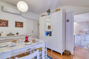 Family Apartment, Multiple Bedrooms, Mountainside (Piccolo Mondo Antico Stunning View) | Dining