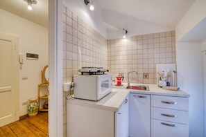 ファミリー アパートメント ベッドルーム (複数) マウンテンサイド (Piccolo Mondo Antico Stunning View) | 専用キッチン | 冷蔵庫、電子レンジ、コンロ、電気ポット