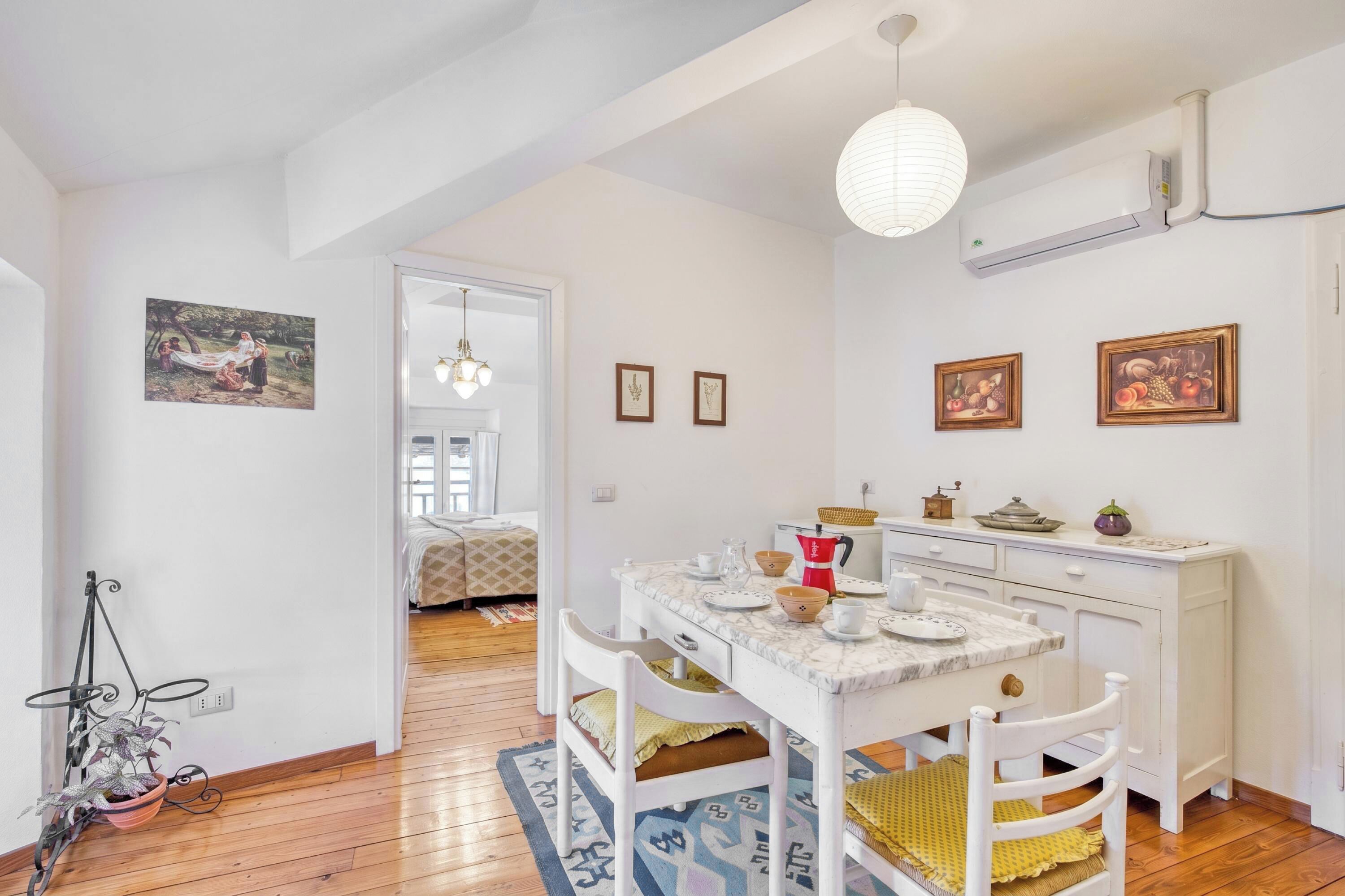 Familienapartment, 2 Schlafzimmer, Mikrowelle, Bergseite (Piccolo Mondo Antico: Stresa 2BR) | Speisen