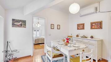 Familienapartment, 2 Schlafzimmer, Mikrowelle, Bergseite (Piccolo Mondo Antico: Stresa 2BR) | Speisen