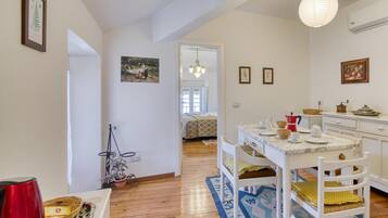 Family Apartment, Multiple Bedrooms, Mountainside (Piccolo Mondo Antico Stunning View) | Dining