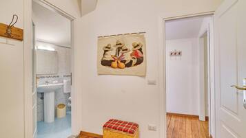 Family Apartment, 2 Bedrooms, Microwave, Mountainside (Piccolo Mondo Antico: Stresa 2BR) | Bathroom | Hair dryer, bidet, shampoo