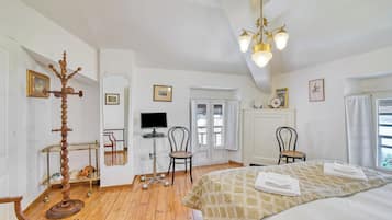 Familienapartment, 2 Schlafzimmer, Mikrowelle, Bergseite (Piccolo Mondo Antico: Stresa 2BR) | 2 Schlafzimmer, Bettwäsche