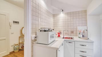 Familienapartment, 2 Schlafzimmer, Mikrowelle, Bergseite (Piccolo Mondo Antico: Stresa 2BR) | Eigene Küche | Kühlschrank, Mikrowelle, Herdplatte, Wasserkocher