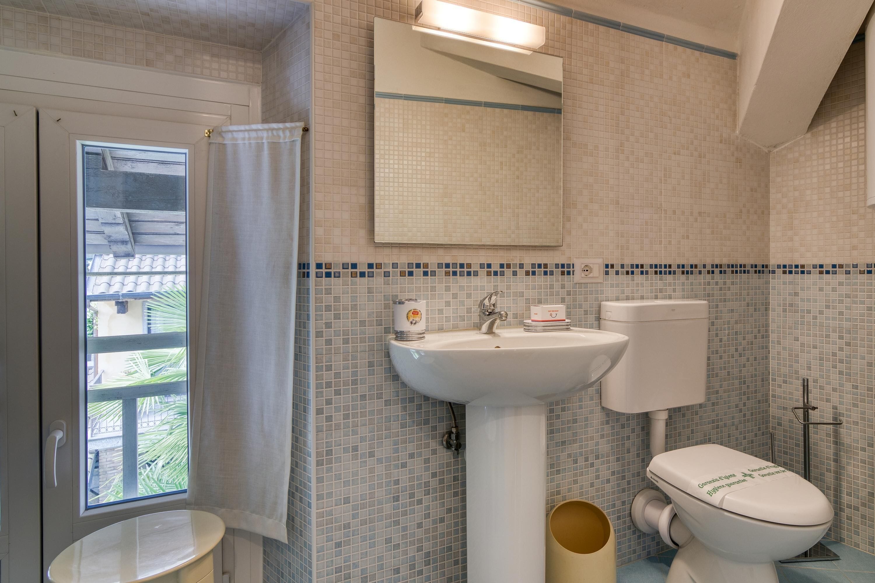Family Apartment, 2 Bedrooms, Microwave, Mountainside (Piccolo Mondo Antico Stunning View) | Bathroom | Shower, hair dryer, bidet, towels
