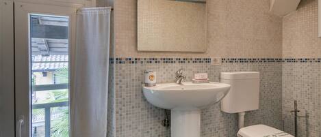 Family Apartment, 2 Bedrooms, Microwave, Mountainside (Piccolo Mondo Antico Stunning View) | Bathroom | Shower, hair dryer, bidet, towels
