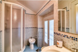 Familie appartement, 2 slaapkamers, uitzicht op gebergte (Piccolo Mondo Antico Stunning View) | Badkamer | Een douche, een haardroger, een bidet, handdoeken