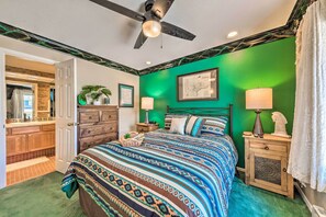 2 bedrooms, desk, iron/ironing board, Internet - Eclectic Home w/ Deck: 4 Miles to Ski Cloudcroft! (Mayhill)