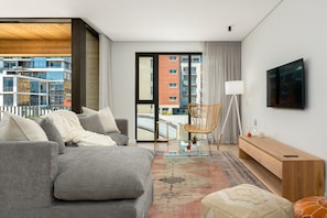 Classic-Apartment | Wohnbereich | 48-Zoll-Flachbildfernseher mit Satellitenempfang, Fernseher, Netflix