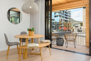 Classic Apartment | Makan dalam bilik