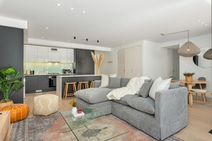 Classic Apartment | Living area | 48-inch flat-screen TV with satellite channels, TV, Netflix - Old Cape Quarter 411 (Cape Town)