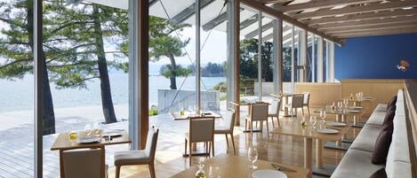 2 restaurantes, se sirven desayunos, comidas, cenas y cocina francesa