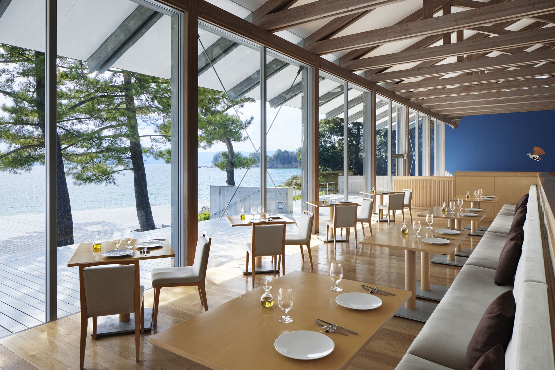 2 restaurants; breakfast, lunch, and dinner served