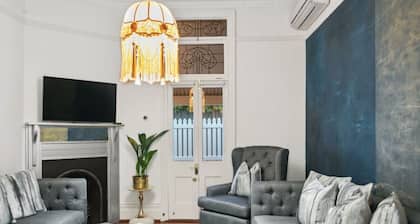 Historic Art Deco Home Near Cafes
