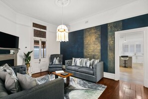 TV, Netflix, streaming services - Historic Art Deco Home Near Cafes (Inglewood)