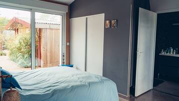 4 bedrooms, bed sheets