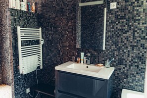 Ensemble douche/baignoire, sĂšche-cheveux, serviettes fournies, savon
