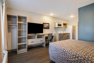 Queen Suite | Desk, laptop workspace, blackout drapes, free WiFi